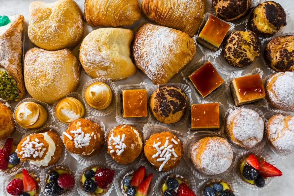 Vassoio di pasticcini napoletani della pasticceria Sciuscià
