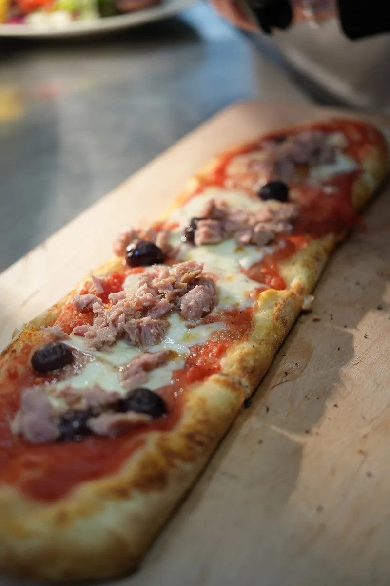 Pizza a metro appena sfornata